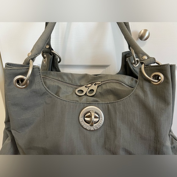 Baggallini Nylon Shoulder Bag Turnlock Stud Details - Picture 4 of 9